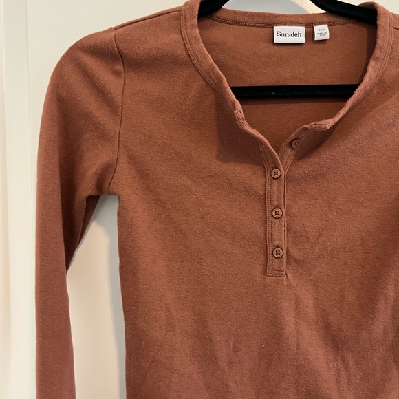 Aritzia Sun-deh Cropped Long Sleeve Top - Picture 2 of 4